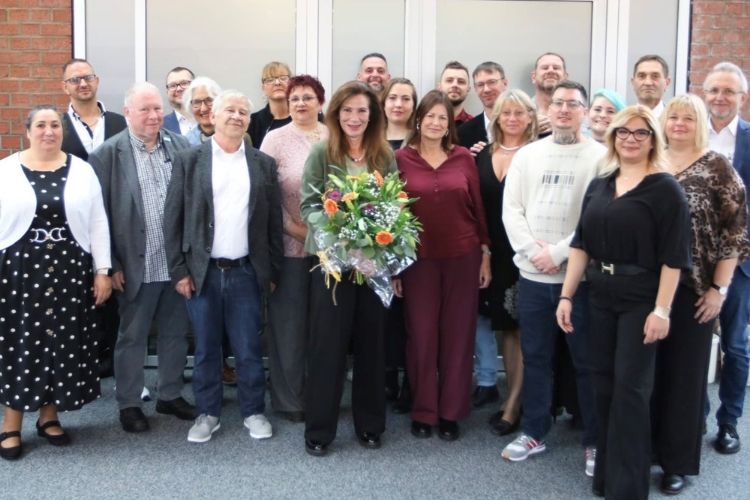 Eine Gruppe erfolgreicher Absolventinnen und Absolventen schauen zuversichtlich in die Zukunft.