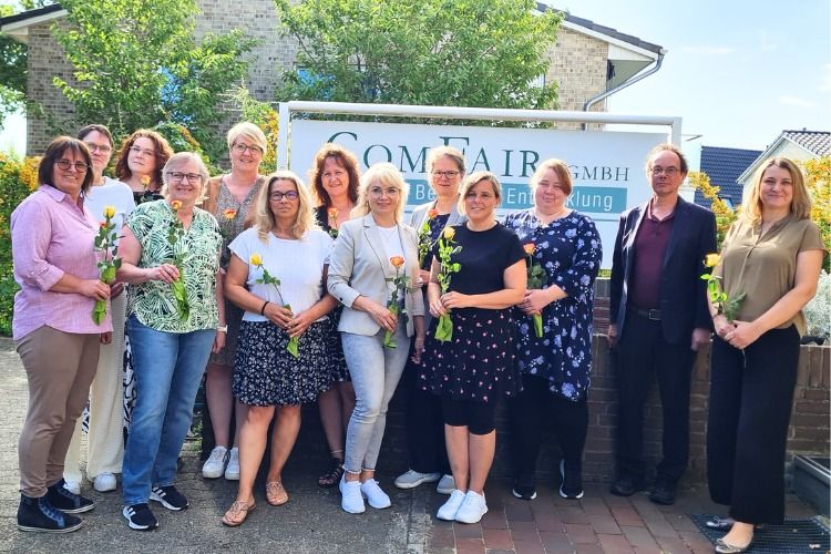 ein Gruppenbild unserer fröhlichen nun ehemaligen Teilnehmenden. Sie sind jetzt Case- und Belegugsmanagerinnen.