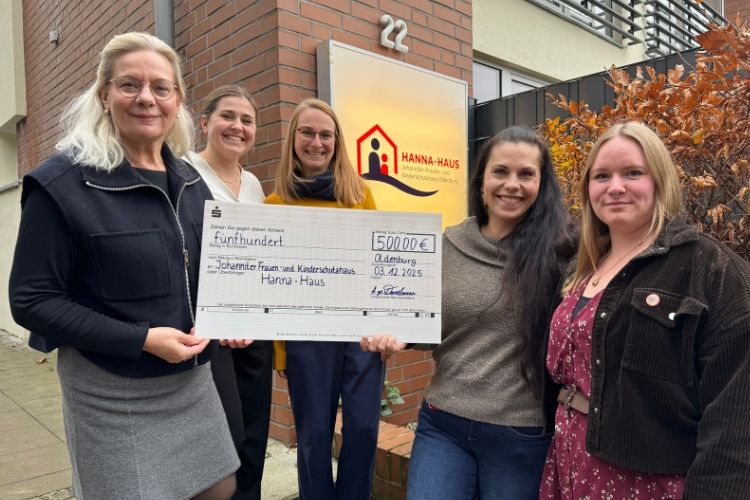 ComFair-Geschäftsführerin Annette gr. Darrelmann überreicht der Leiterin des Hanna-Hauses: Johanniter Frauen- und Kinderschutzhaus Oldenburg, gemeinnützige GmbH (JFKO). einen Spendenscheck in Höhe von 500 Euro